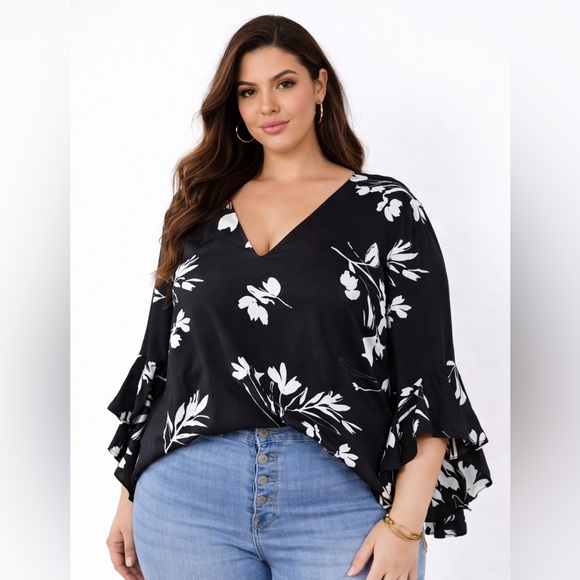 Vince Camuto Tops - Vince Camuto Black and White Floral Blouse 🖤🖤